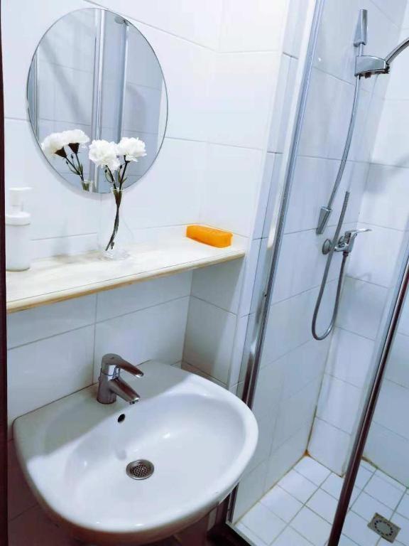 Cozy Rooms With Share The Bathroom And Kitchen Brussel Bagian luar foto